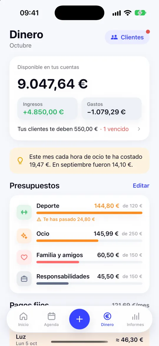 Pantalla Dinero de Kronoro con el saldo, ingresos y gastos del mes, el coste por hora de ocio y los presupuestos por área